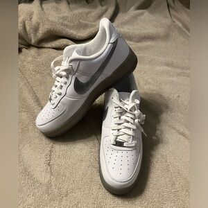 NEW!!! NIKE MEN AIR FORCE 1 '07 PRM WHITE METALLIC SILVER DX3945-100 Size 12
